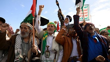 يمنيون خلال مسيرة في العاصمة صنعاء دعماً للفلسطينيين (22 آذار 2024، أ ف ب). 	