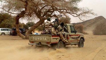 صورة ارشيفية- جنود من النيجر يقومون بدورية في صحراء إيفروان لحماية السياح وشخصيات كبيرة خلال مهرجان (12 شباط 2020، أ ف ب). 