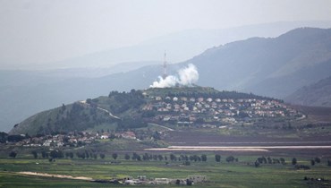 الدخان يتصاعد في المطلة مع استمرار القصف المتبادل بين إسرائيل و"حزب الله" (أ ف ب). 