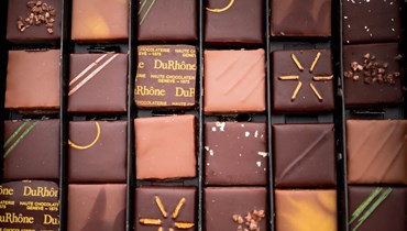 علبة شوكولاتة سويسرية معروضة للبيع خلال مهرجان الشوكولاتة "Festichoc" في فيرسوا بالقرب من جنيف (16 آذار 2024، أ ف ب).