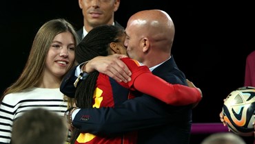 لويس روبياليس يقبّل إحدى لاعبات المنتحب الإسباني.