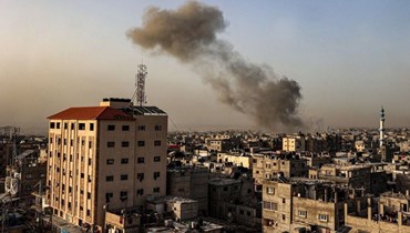 دخان يتصاعد فوق المباني في أعقاب القصف الإسرائيلي على رفح (أ ف ب).