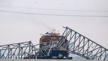 سفينة شحن عملاقة اصطدمت بجسر بالتيمور في الولايات المتحدة ما أدّى إلى انهياره (أف ب).