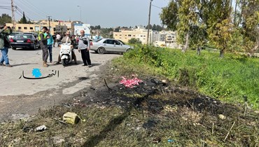 من مكان استهداف السيارة على طريق البازورية (أحمد منتش).