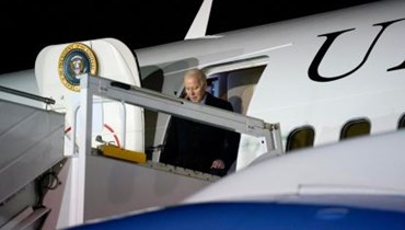 الرئيس الأميركي جو بايدن عند باب الطائرة الرئاسية (أ ف ب).