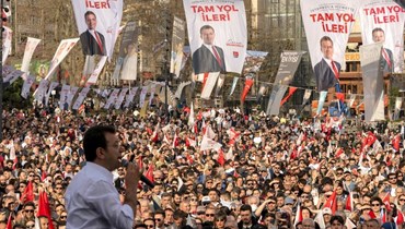 عمدة إسطنبول أكرم إمام أوغلو من حزب الشعب الجمهوري المعارض الرئيسي من يسار الوسط، يخاطب أنصاره عشية الانتخابات البلدية، في إسطنبول في (30 آذار 2024 - أ ف ب).