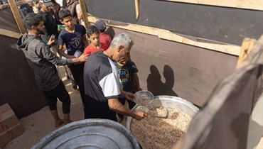 صورة نشرتها منظمة "وورلد سنترال كيتشن"  في منصة "إكش" لعمّأل إغاثة في قطاع غزة. 