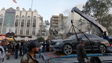 عمليات رفع الأنقاض في محيط مبنى القنصلية الإيرانية في دمشق (أ ف ب).