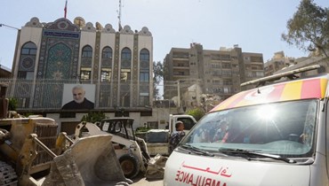 رجال إنقاذ يبحثون بين أنقاض مبنى ملحق بالسفارة الإيرانية بعد يوم من غارة جوية في دمشق (2 نيسان 2024، أ ف ب). 