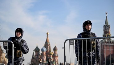 رجال أمن روس يقفون للحراسة في الساحة الحمراء في موسكو (29 آذار 2024، أ ف ب). 