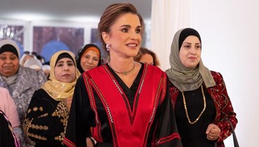 الملكة رانيا متألّقة بقفطان من الساتان في إفطار جرش (صور وفيديو)