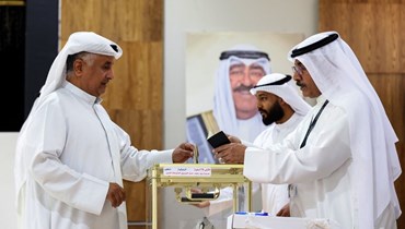 ناخبون كويتيون يدلون بأصواتهم في أول انتخابات برلمانية في عهد الأمير الجديد (أ ف ب). 