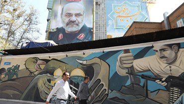 لوحة تحمل صورة محمد رضا زاهدي الذي قُتل في غارة إسرائيليّة على دمشق مع "سوف تعاقبون" باللغة العبرية، في طهران (أ ف ب). 