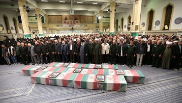 خامنئي يؤم الصلاة على جثامين أفراد الحرس الصوري في إيران (أ ف ب).