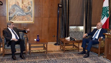  رئيس مجلس النواب نبيه بري مستقبلاً المدير التنفيذي في صندوق النقد الدولي محمود محي الدين.