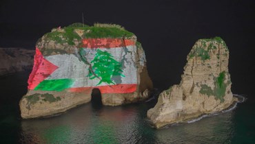 صخرة الروشة مساء أمس مضاءة بالعلمين اللبناني والفلسطيني تضامناً مع غزة لمناسبة يوم القدس (نبيل اسماعيل).