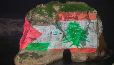 صخرة الروشة بالعلمين اللبناني والفلسطيني (نبيل إسماعيل). 