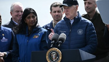 الرئيس الأميركي جو بايدن خلال زيارته موقع الحادث (أ ف ب). 