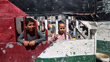 طفلان فلسطينيان في مخيم النزوح في رفح (أ ف ب).