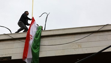 وضع العلم الإيراني فوق ملحق قنصلي جديد للسفارة الإيرانية في دمشق (أ ف ب). 