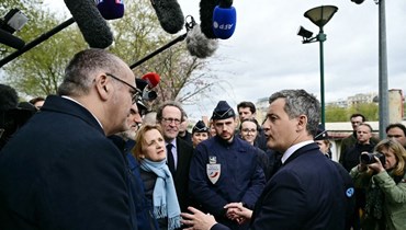 دارمانان يتحدث الى مدير شرطة باريس لوران نونيز (الى  اليسار) خلال زيارة مخصصة للإجراءات الأمنية قبل افتتاح الألعاب الأولمبية في باريس (9 نيسان 2024، أ ف ب). 