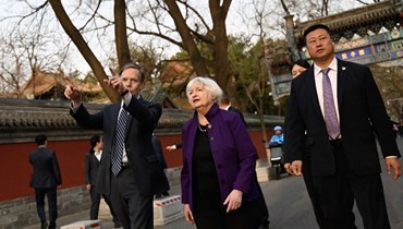 يلين (في الوسط) والسفير الأميركي لدى الصين نيكولاس بيرنز (الى اليسار) يزوران زقاق جوزيجيان هوتونغ في بيجينغ (8 نيسان 2024، أ ف ب). 