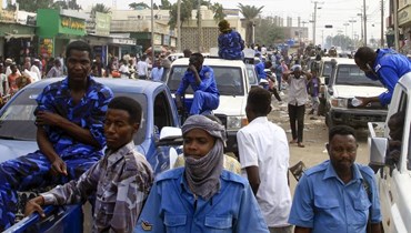 عناصر من قوات الأمن السودانية ينتشرون في أحد شوارع مدينة القضارف بشرق السودان (3 نيسان 2024، أ ف ب).