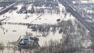 لقطة من مشاهد جوية نشرتها وزارة حالات الطوارئ الروسية في 9 نيسان 2024، وتظهر منطقة غمرتها الفيضانات في منطقة أورينبورغ جنوب شرق الطرف الجنوبي لجبال الأورال (أ ف ب). 