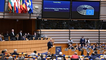 ملك بلجيكا فيليب (في الوسط) يلقي كلمة خلال جلسة عامة في البرلمان الأوروبي في بروكسيل (10 نيسان 2024، أ ف ب). 