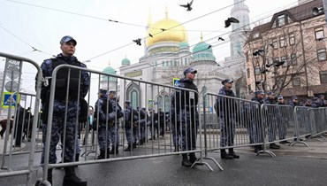 رجال أمن انتشروا خارج المسجد المركزي في موسكو فيما كان المسلمون يؤدون صلاة الصباح لبدء عيد الفطر (10 نيسان 2024، أ ف ب).  
