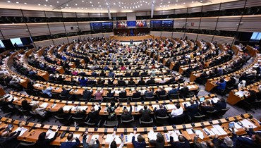 أعضاء البرلمان الأوروبي يشاركون في التصويت خلال جلسة عامة في البرلمان الأوروبي في بروكسيل (10 نيسان 2024، أ ف ب). 