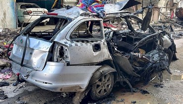 السيارة التي قُتل فيها ثلاثة من أبناء زعيم "حماس" إسماعيل هنية بغارة جوية إسرائيلية على مخيم الشاطئ غرب مدينة غزة (10 نيسان 2024 - أ ف ب).