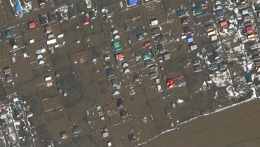 صورة من الأقمار الصناعية وزعتها شركة Maxar Technologies في 10 نيسان 2024، وتظهر الفيضانات تغرق  المنازل بالقرب من قاعدة أورينبورغ الجوية في 3 نيسان (أ ف ب). 
