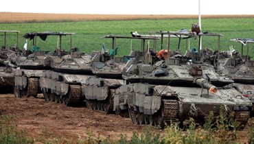 دبابات إسرائيلية تمركزت في منطقة على الحدود مع قطاع غزة في جنوب إسرائيل (10 نيسان 2024، أ ف ب). 