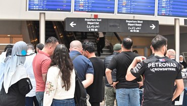 مسافرون في مطار بيروت ينتظرون رحلاتهم بعد استئناف عمل المطار (حسام شبارو).