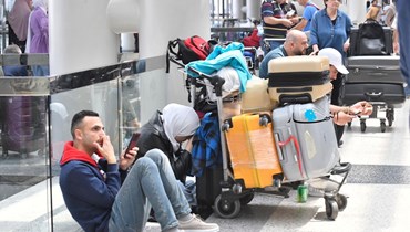 مسافرون يفترشون صالات مطار بيروت بانتظار رحلاتهم بعد اضطّراب في المواعيد (حسام شبارو).