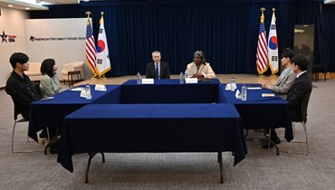 سفيرة الولايات المتحدة لدى الأمم المتحدة ليندا توماس غرينفيلد (وسط يمين) تتحدث مع مجموعة من الشباب المنشقين الكوريين الشماليين في مقر الديبلوماسية الأميركية في سيول (16 نيسان 2024 - أ ف ب).