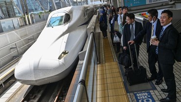 الركاب ينتظرون على الرصيف بينما يصل قطار كوداما السريع، أو خدمة "شينكانسن" إلى مدينة ناغويا لنقل الركاب في محطة طوكيو بوسط طوكيو في (17 نيسان 2024 - أ ف ب).