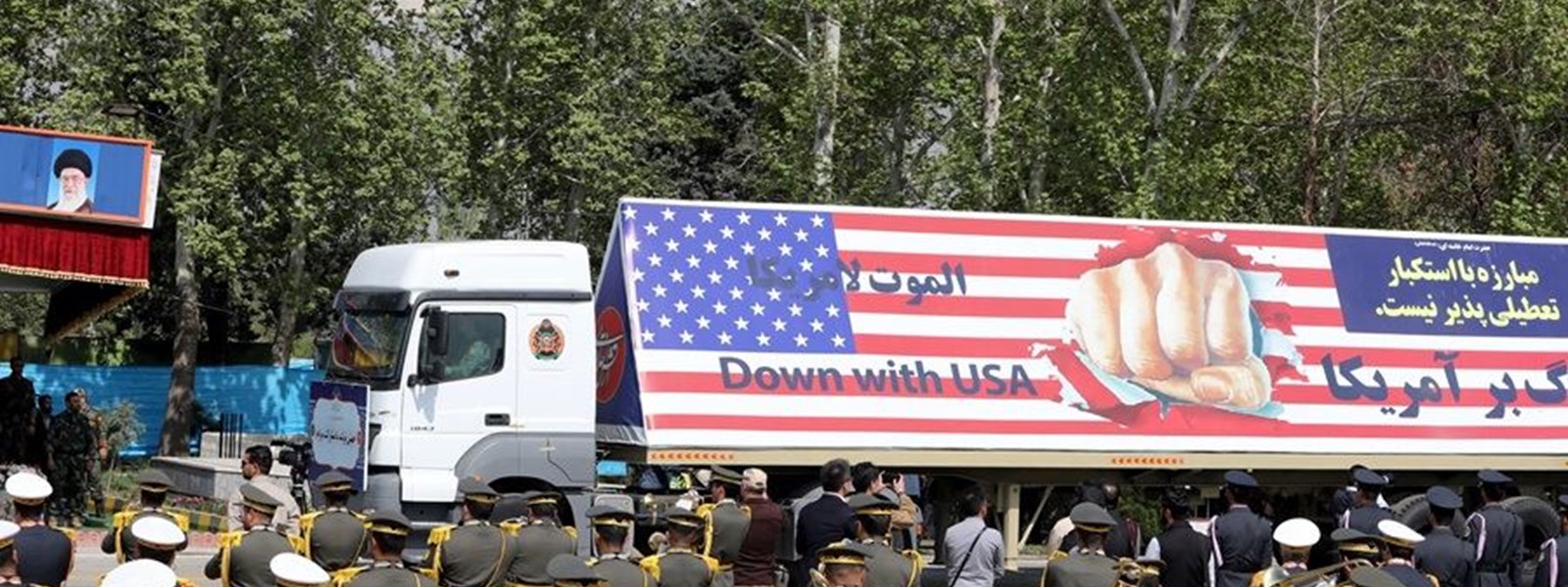 شاحنة إيرانية تحمل علم الولايات المتحدة مكتوب عليه "الموت لأميركا" (أ ف ب).