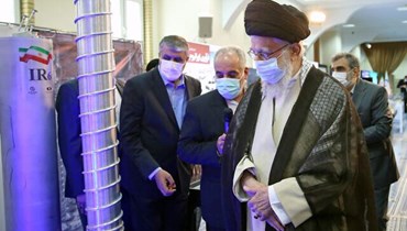 المرشد الإيراني علي خامنئي يزور معرض إنجازات الصناعة النووية في طهران (حزيران 2023 – أ ف ب) 