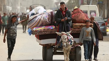 فلسطينيون ينقلون أمتعتهم على عربة في مدينة النصيرات وسط قطاع غزة (18 نيسان 2024 - أ ف ب).