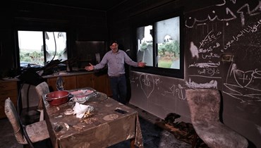 فلسطيني وقف داخل مطبخه في أعقاب هجوم شنه مستوطنون إسرائيليون في قرية المغير بالضفة الغربية المحتلة بالقرب من رام الله (17 نيسان 2024، أ ف ب).