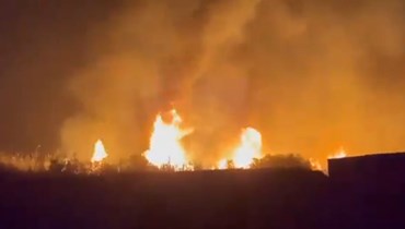لقطة من الفيديوات المتداولة لاشتعال النيران في القاعدة العسكرية.