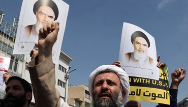 رجل دين يرفع قبضة يده خلال مظاهرة مناهضة لإسرائيل بعد صلاة ظهر الجمعة في طهران (أ ف ب). 
