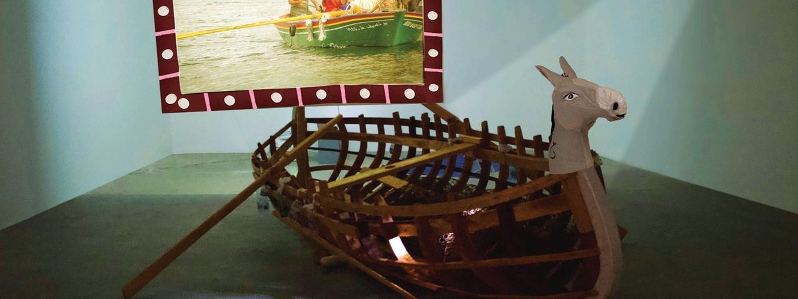 منيرة الصلح، رقصة من حكايتها (2023)، قارب خشبي وسارية.