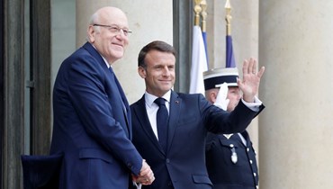 الرئيس الفرنسي إيمانويل ماكرون يستقبل رئيس الحكومة نجيب ميقاتي في قصر الإليزيه، باريس (19 نيسان 2024 - أ ف ب).
