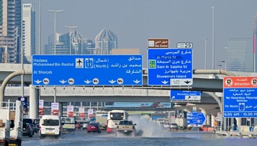 سيارات تعبر طريقا سريعا في دبي (20 نيسان 2024، أ ف ب). 
