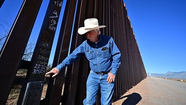 لاد وقف عند الجدار الحدودي بين الولايات المتحدة والمكسيك بالقرب من بالوميناس في مقاطعة كوتشيس بأريزونا (17 نيسان 2024، أ ف ب). 