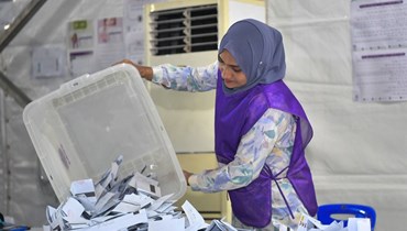 فرز الأصوات في مركز اقتراع في ماليه خلال الانتخابات البرلمانية في المالديف (21 نيسان 2024، أ ف ب). 