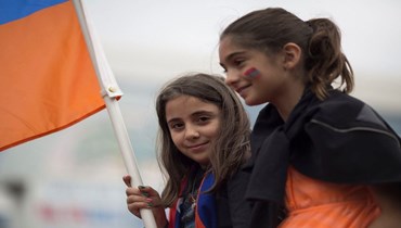 فتاتان ترفعان العلم الأرمني.